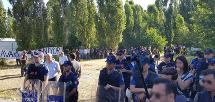 ODTÜ'de polis öğrencilere saldırdı, ağaç kesimi başladı