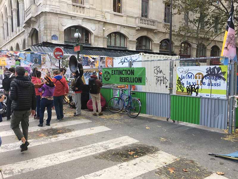Paris’te iklim eylemcileri seslerini duyurmaya devam ediyorlar