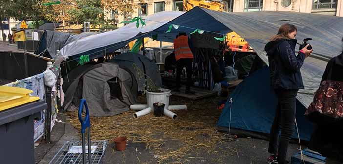 Paris’te iklim eylemcileri seslerini duyurmaya devam ediyorlar