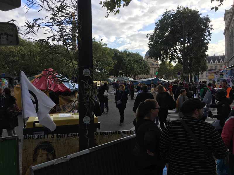 Paris’te iklim eylemcileri seslerini duyurmaya devam ediyorlar