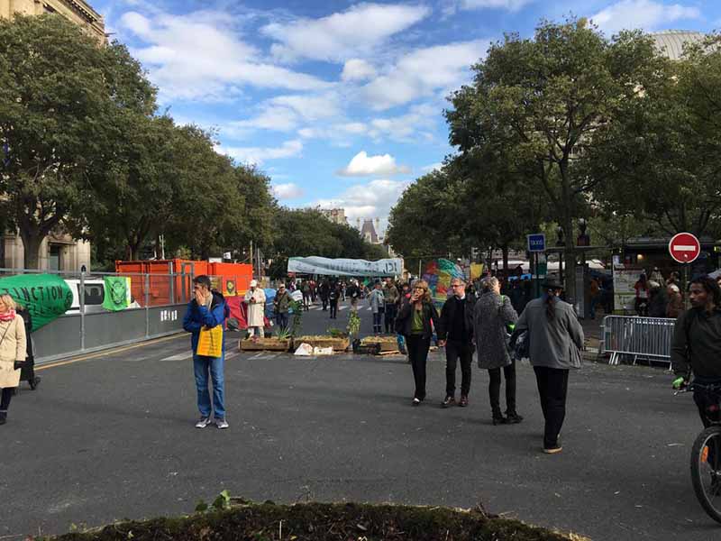 Paris’te iklim eylemcileri seslerini duyurmaya devam ediyorlar