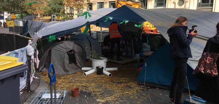 Paris’te iklim eylemcileri seslerini duyurmaya devam ediyorlar