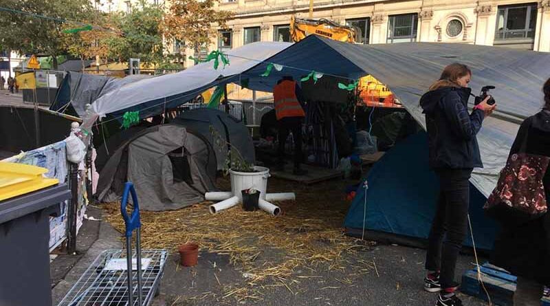 Paris’te iklim eylemcileri seslerini duyurmaya devam ediyorlar
